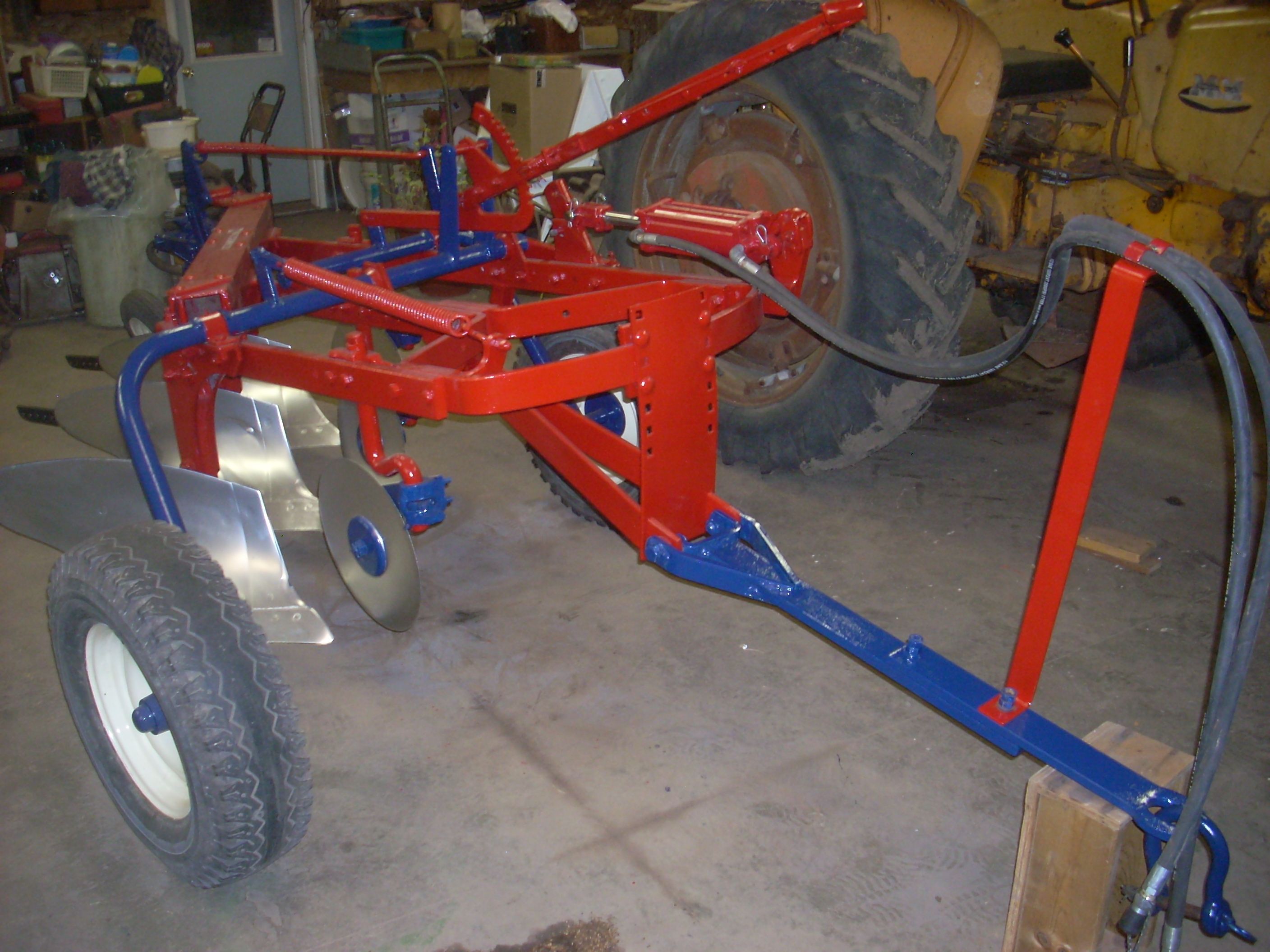 IH blue paint | Yesterday's Tractors Forums