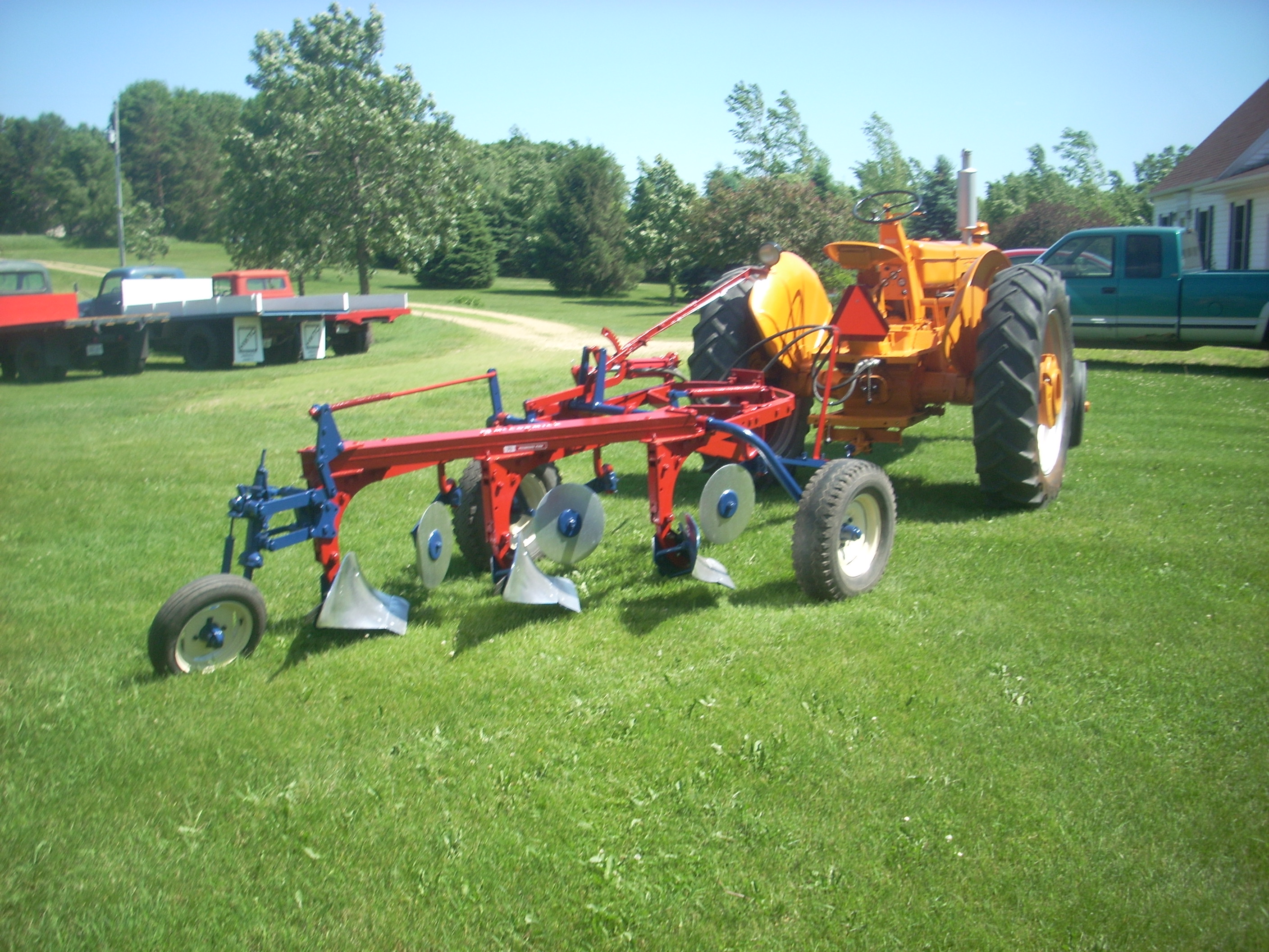 IH blue paint | Yesterday's Tractors Forums